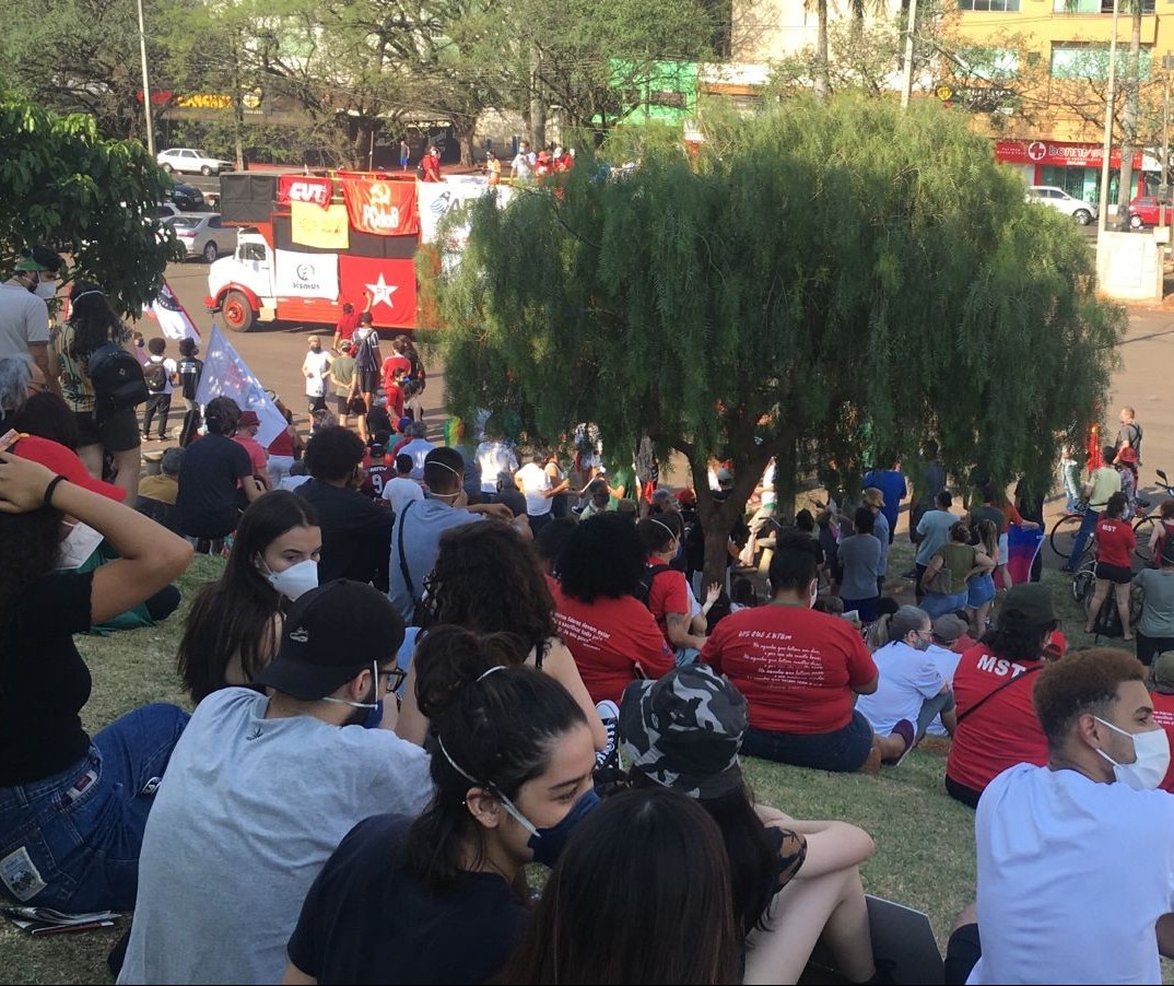 Em menor número, manifestantes contra Bolsonaro se concentraram no estacionamento do Willie Davids