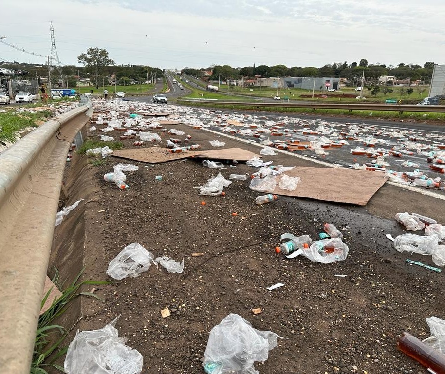 Carga de chás cai de caminhão no Contorno Norte em Maringá