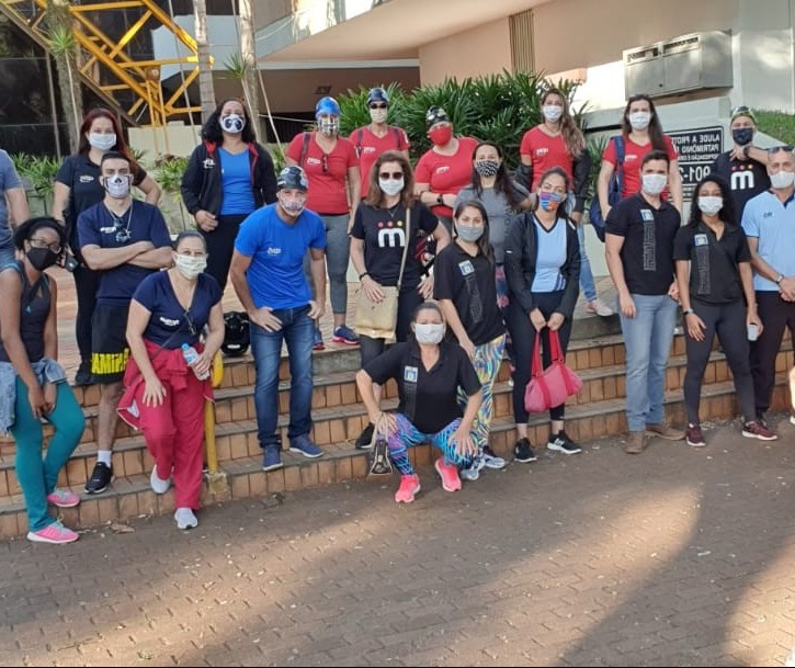 Representantes de escolas de natação fazem ato em frente ao Paço Municipal