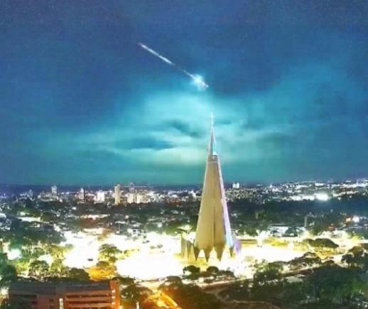 Câmeras flagram meteoro riscando o céu de Maringá