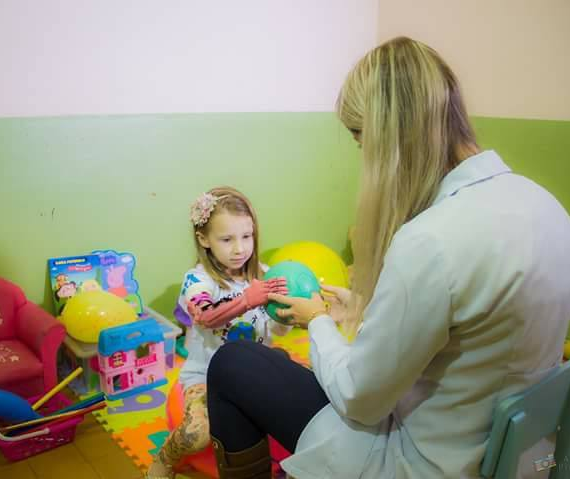 Mãe cria associação que confecciona próteses em impressoras 3D