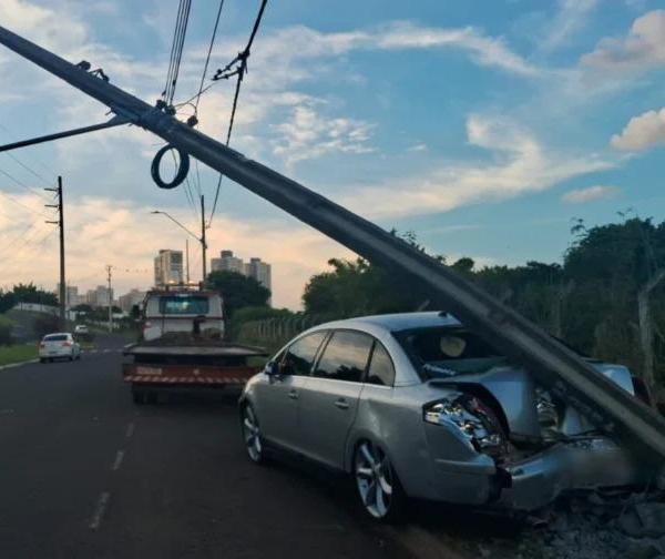 Carro se solta de guincho e atinge poste em cena impressionante em Maringá