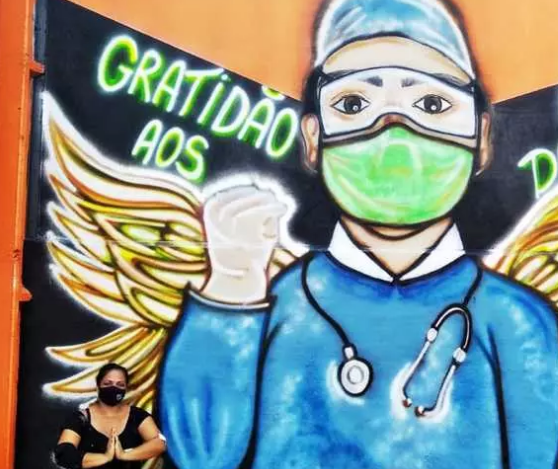 Artista da região faz pintura ao lado de hospital em homenagem aos ‘anjos’ da saúde