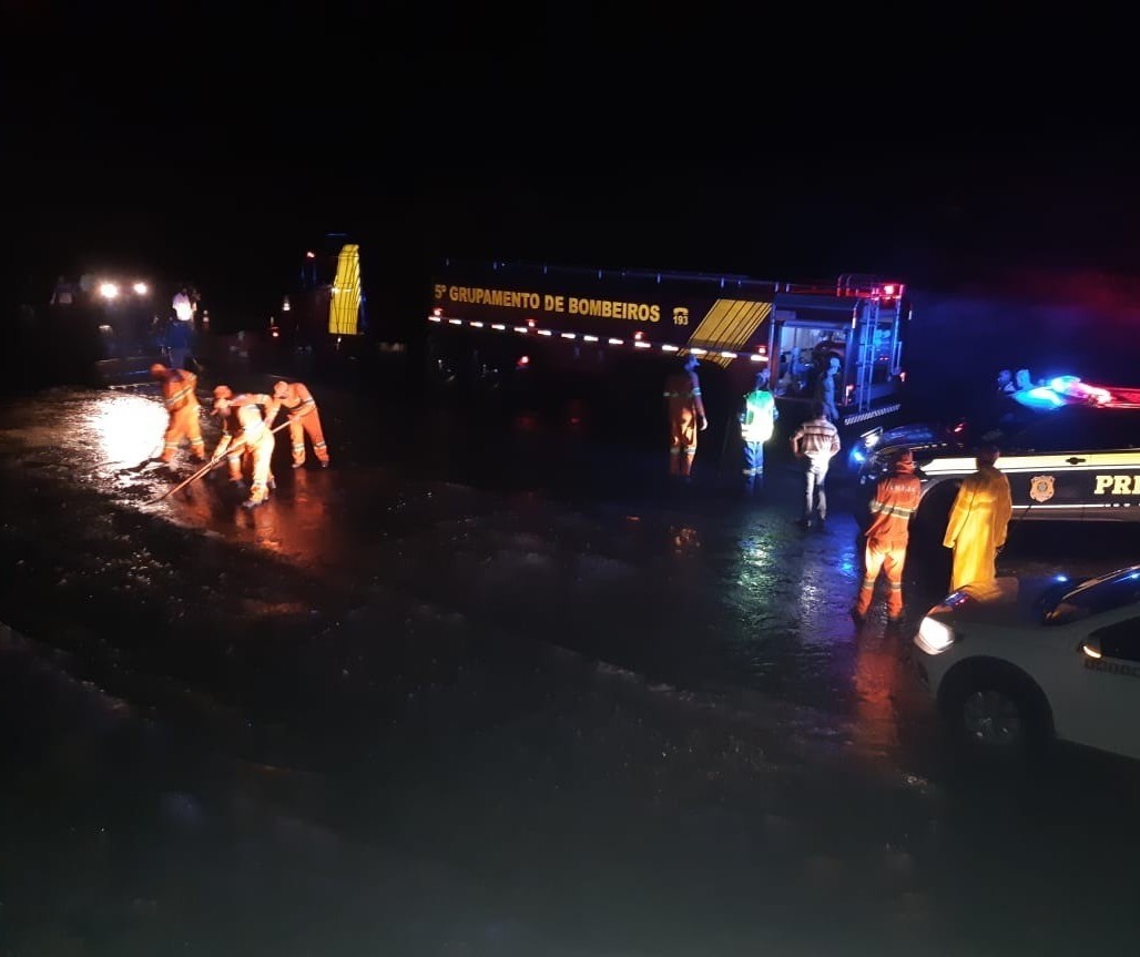 Trecho da BR-376 em Paranavaí foi liberado no final da noite