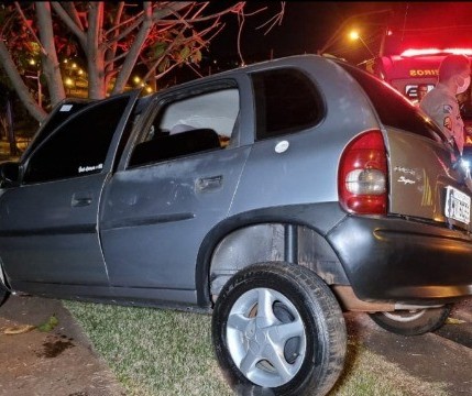 Carro dirigido por adolescente bate contra árvore e 5 pessoas ficam feridas