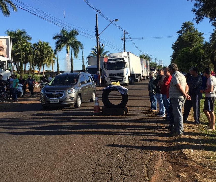 Em Maringá protesto de caminhoneiros ocorre na Avenida Morangueira