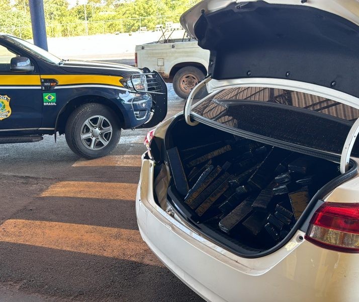 Após fuga, PRF apreende mais de 400 quilos de maconha em carro roubado