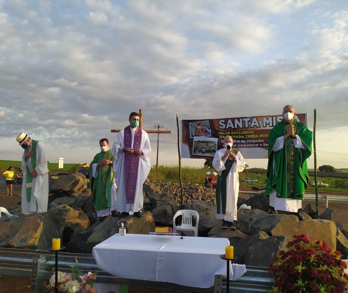 Missa sobre pedras é celebrada em protesto ao fechamento da estrada Terra Roxa