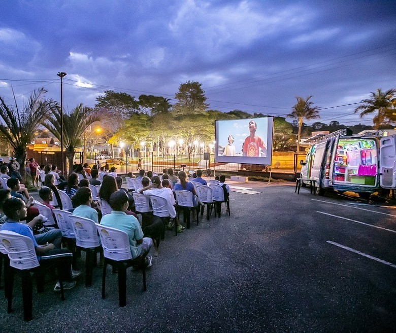 'Cinesolar': projeto exibe filmes em praça pública usando energia solar 