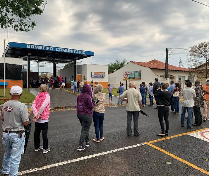 Moradores de Jandaia do Sul fazem fila para retirar lonas após vendaval