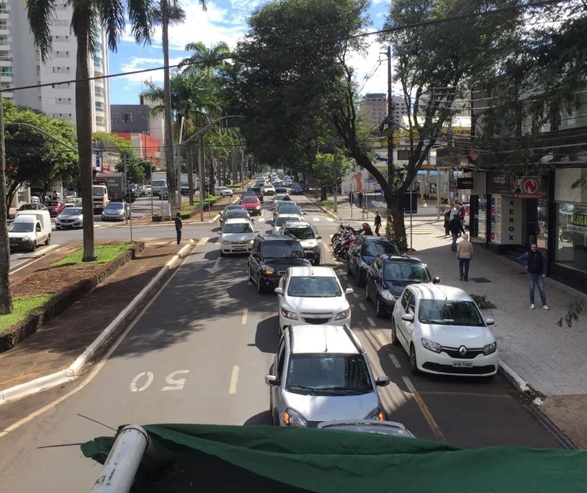 Donos de bares fazem carreata para protestar