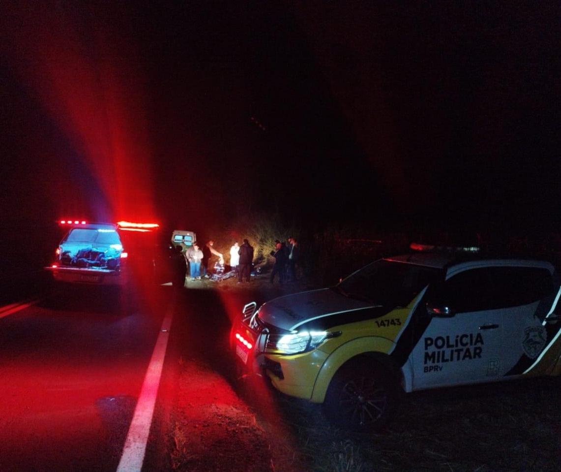 Carro bate em barranco, capota e motorista morre na PR-546