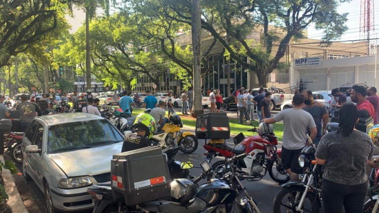 Motoboys se concentram em frente a prefeitura e pedem apoio do poder público