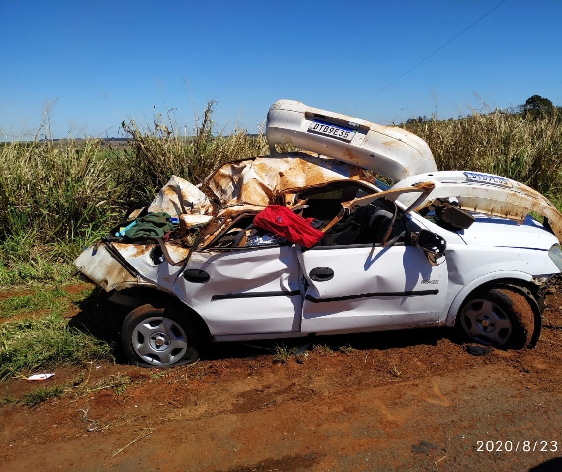 Carro é alvo de tiros na rodovia, capota e um passageiro morre