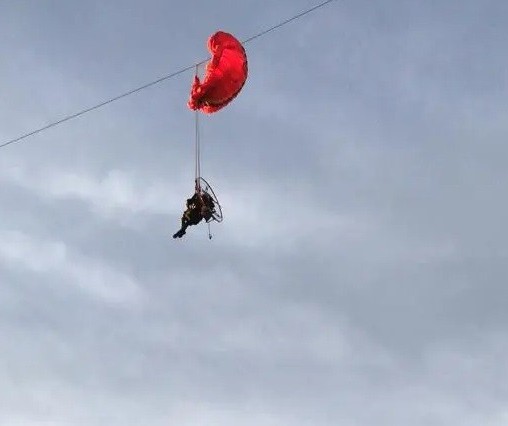 Resgate de homem preso com paramotor em fiação dura quatro horas