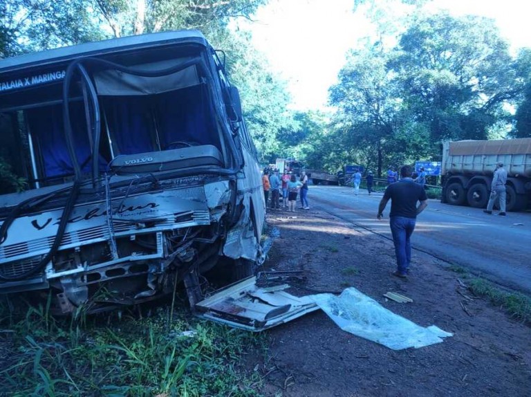 Colisão frontal entre caminhão e ônibus deixa feridos na região