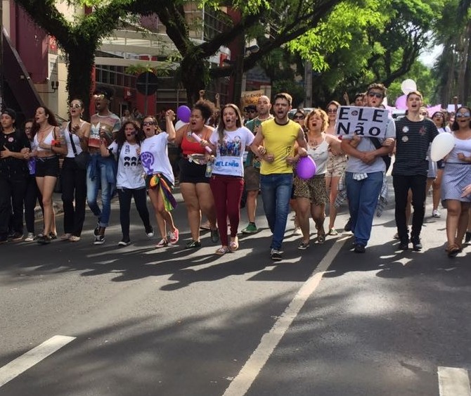 Manifestantes realizam ato contra Jair Bolsonaro em Maringá