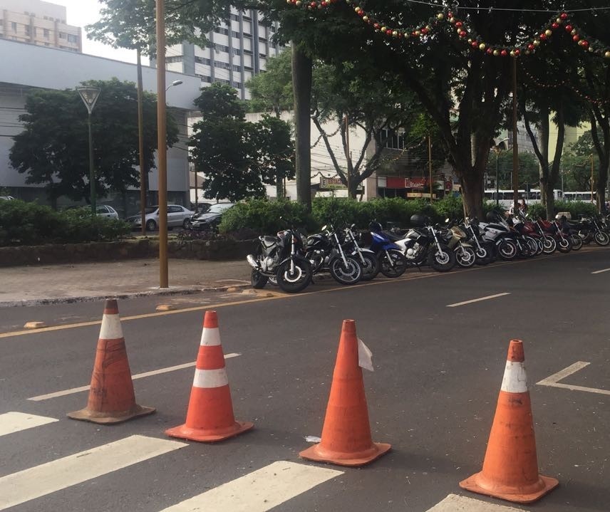 Decoração natalina prejudica tráfego de caminhões na Avenida Getúlio Vargas