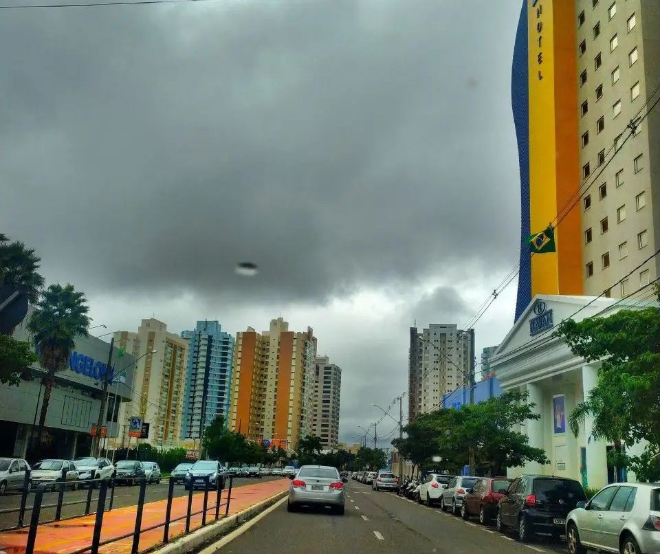 Avanço de frente fria ainda provoca chuvas e derruba temperaturas em Maringá