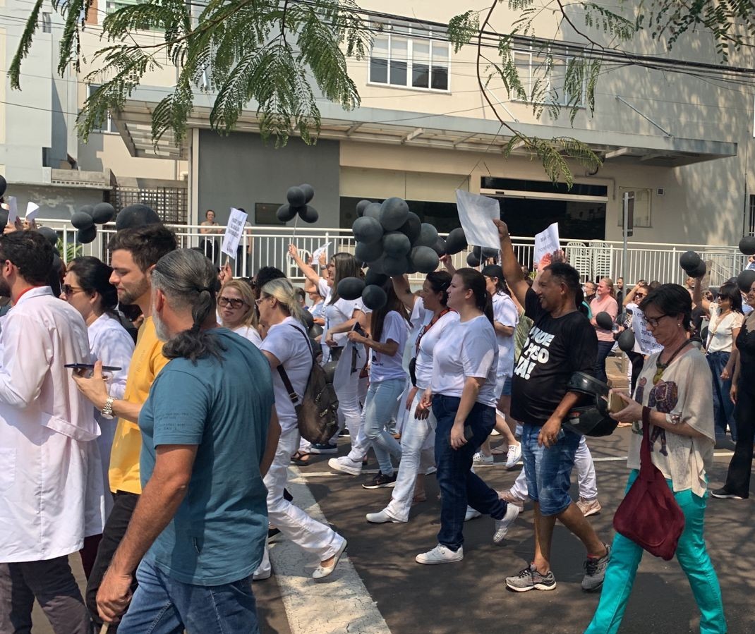 Profissionais de enfermagem protestam em Maringá pelo pagamento do piso salarial