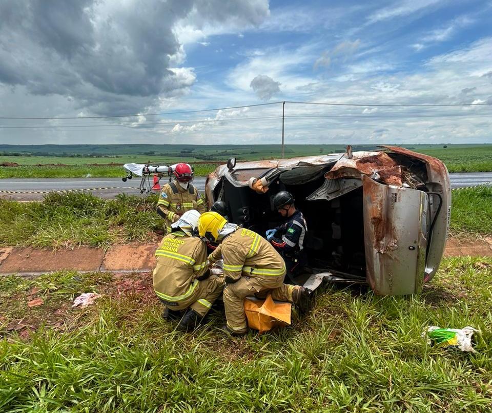 Carro capota após aquaplanar na rodovia entre Maringá e Doutor Camargo