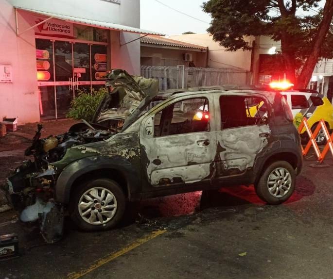 Motorista dorme ao volante, bate em poste e carro pega fogo