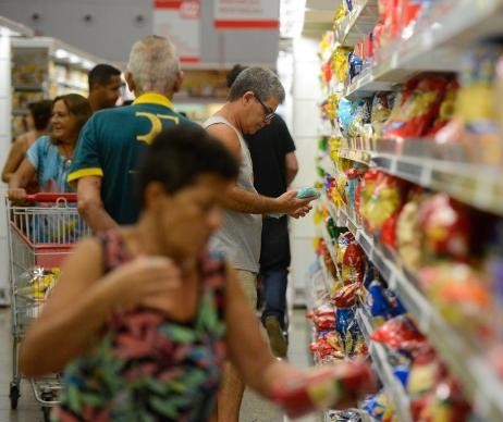 Município fiscaliza, mas não multa supermercados que abriram domingo