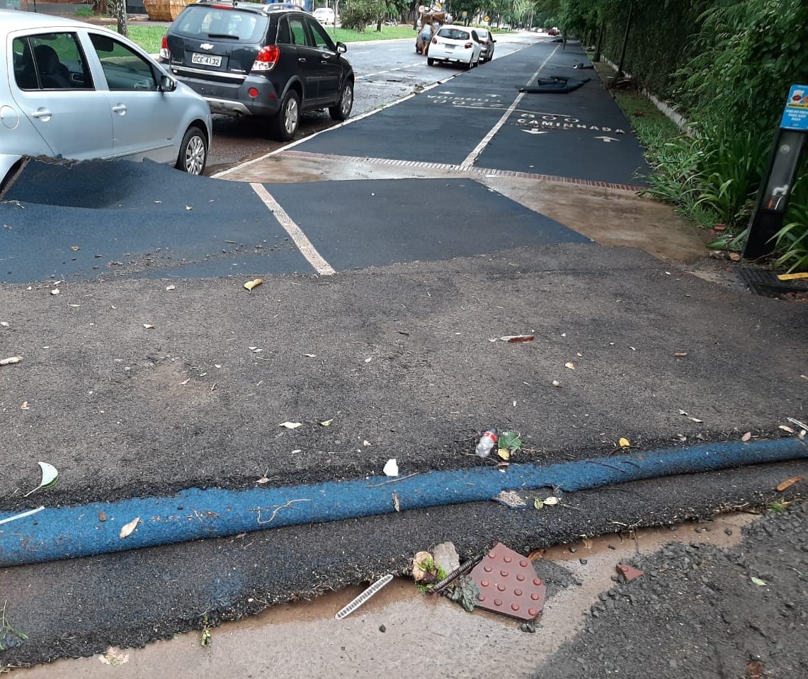 Parte da pista emborrachada do Parque do Ingá se solta durante temporal