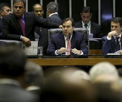 Rodrigo Maia quer instalar CCJ na terça-feira para votar Previdência