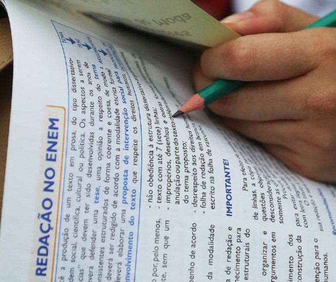 Candidatos são dispensados no meio do Enem por falta de energia em faculdade, em Maringá