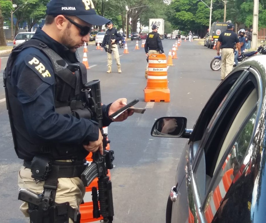 20 veículos são apreendidos na Avenida Colombo