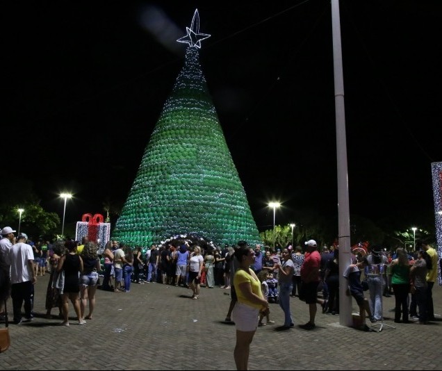 Incêndio destrói árvore de Natal ao lado da Catedral de Maringá