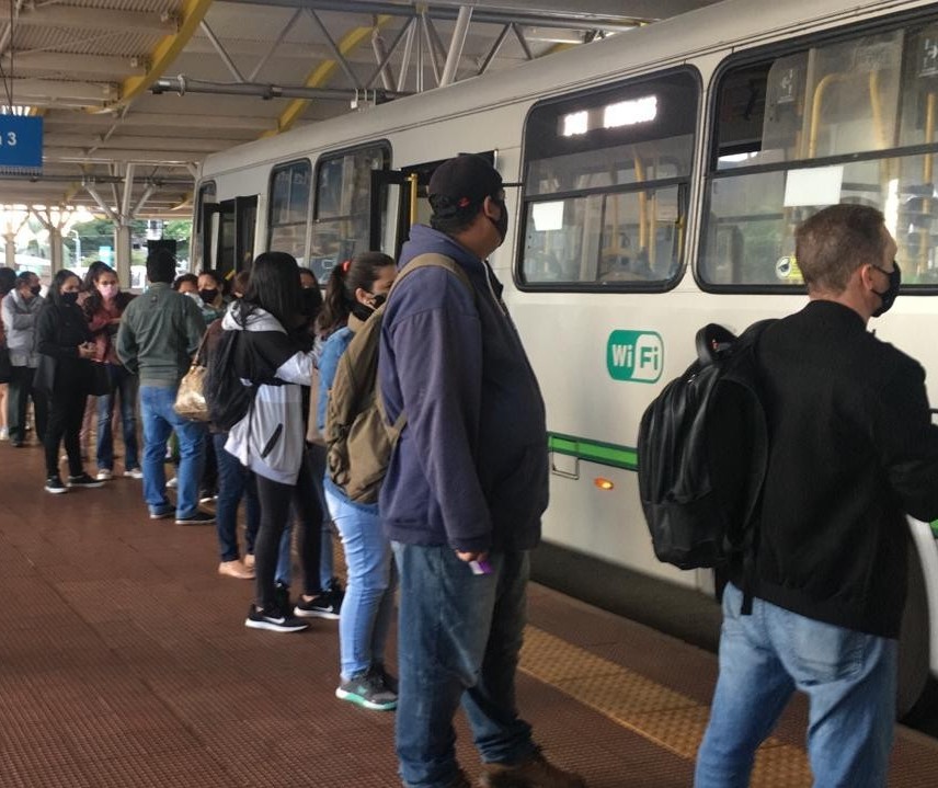 Motoristas do transporte coletivo de Maringá aprovam greve