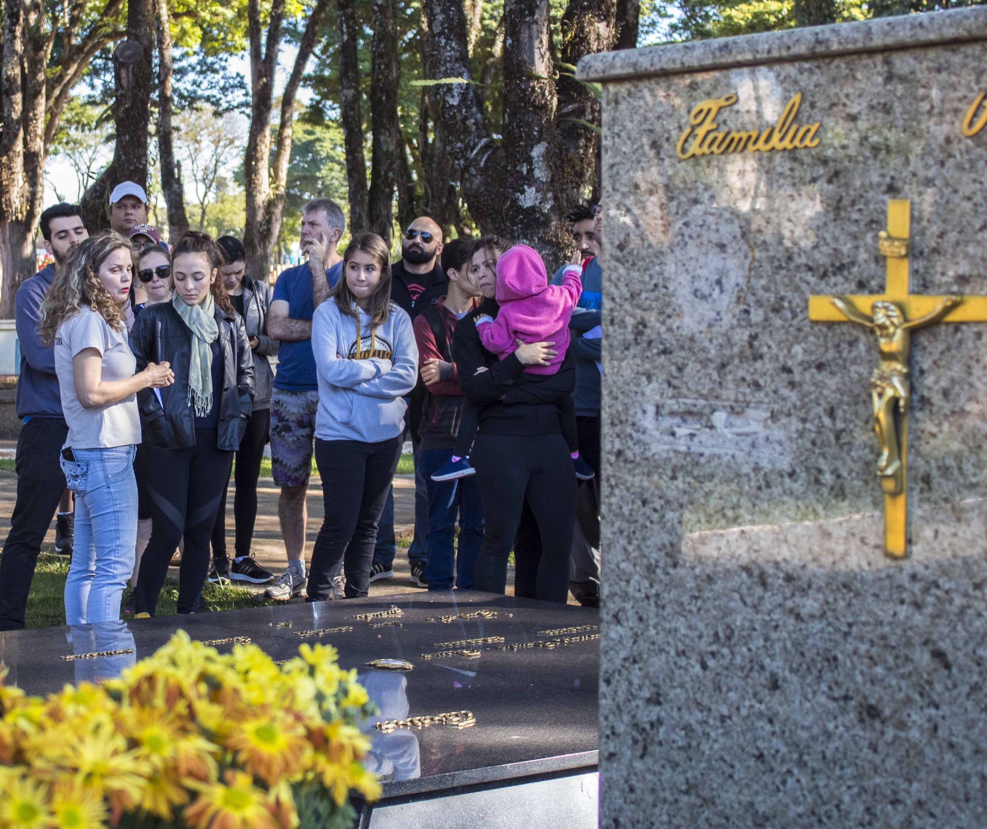 City Tour reúne pessoas e compartilha histórias em meio a túmulos 