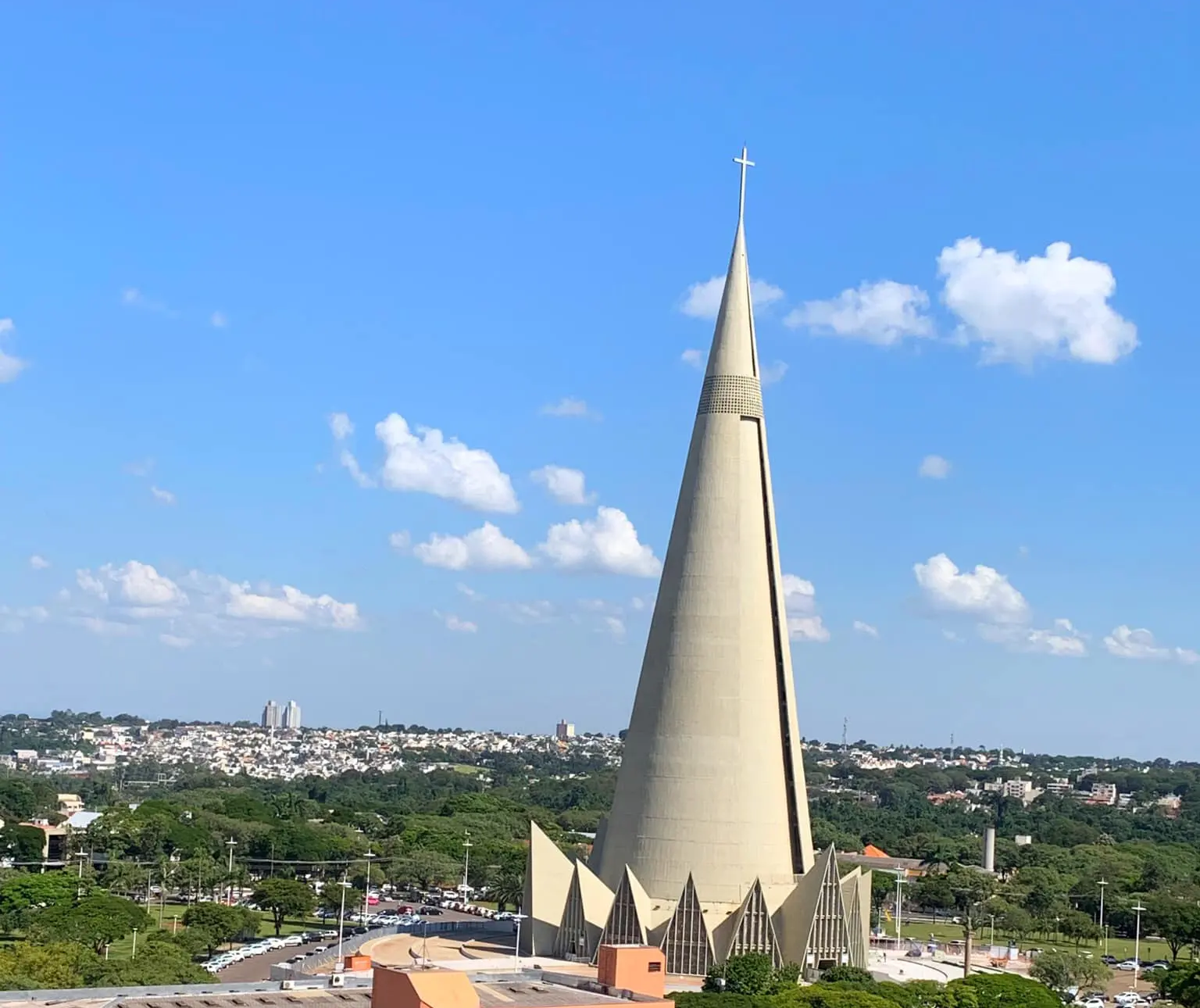 Quinta-feira ensolarada e com calor intenso em Maringá