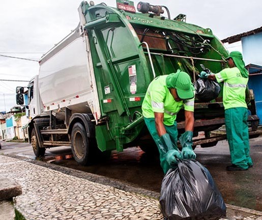 Coletores de lixo de Paiçandu voltam a pegar carona no caminhão durante trabalho