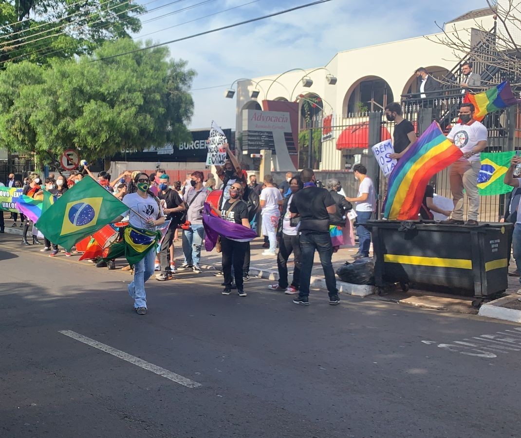 Grupos em defesa e contra acompanham votação de Conselho LGBT