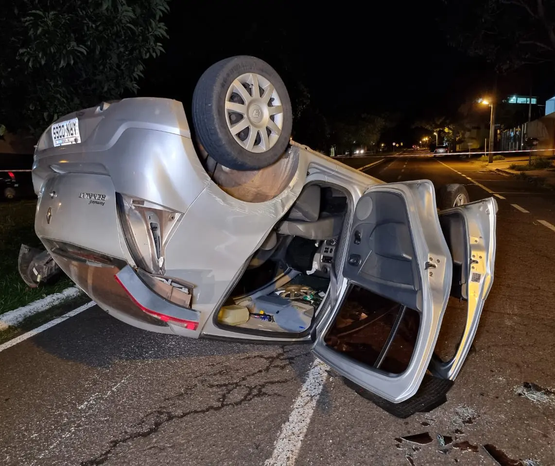 Criança de 2 anos sai ilesa de capotamento graças à cadeirinha