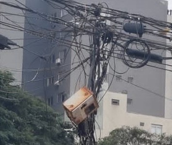 Voluntários mapeiam postes com fiação solta em Maringá