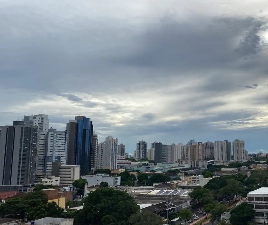 Chuva marca o tempo em Maringá nesta sexta-feira