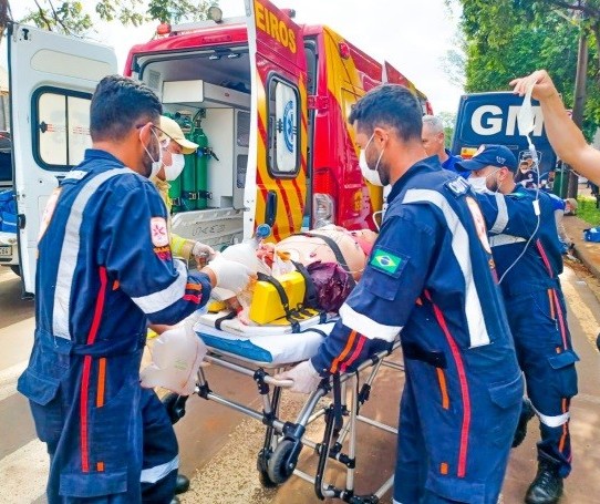 Motorista invade preferencial e atinge motociclista em Maringá