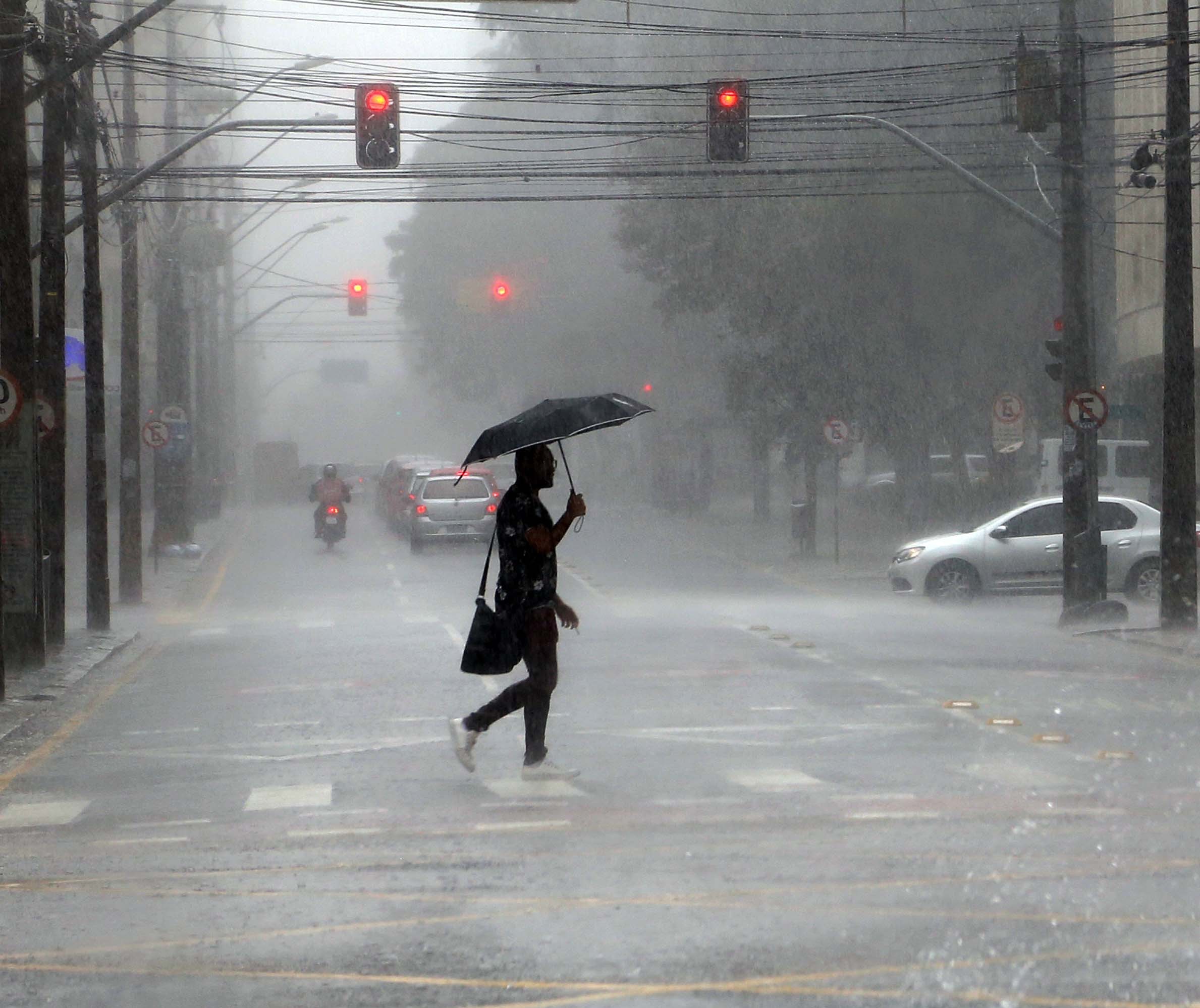 Chuva deixa estragos em diversas regiões do Paraná