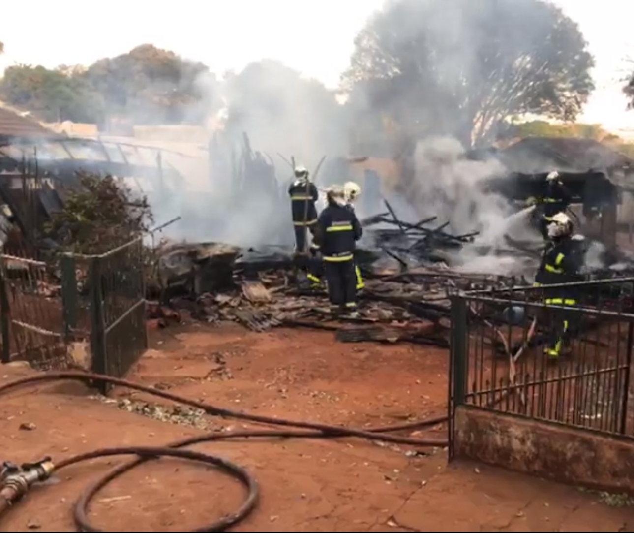 Casa de madeira é destruída por incêndio