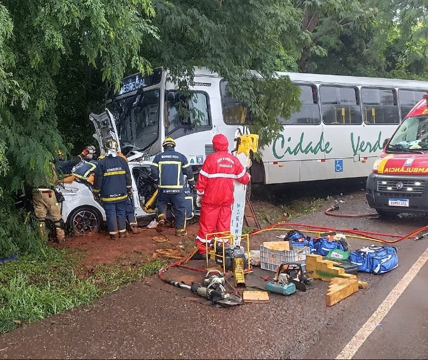 Carro invade pista e bate de frente com ônibus em Doutor Camargo