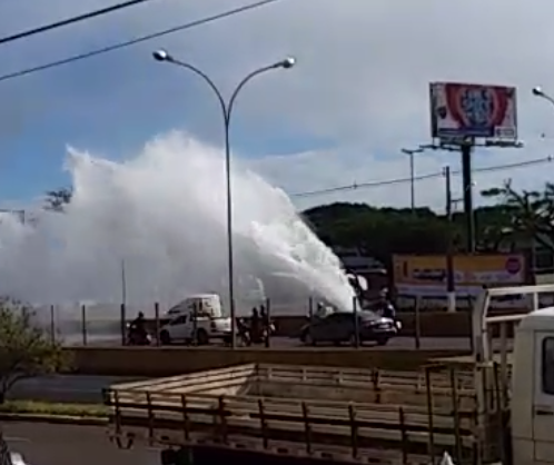 Agentes de trânsito orientam motoristas próximo ao Parque de Exposições de Maringá  