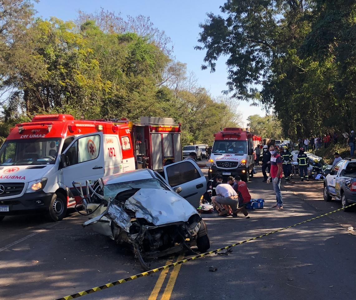 Carros batem de frente e pelo menos sete ficam feridos na PR-323