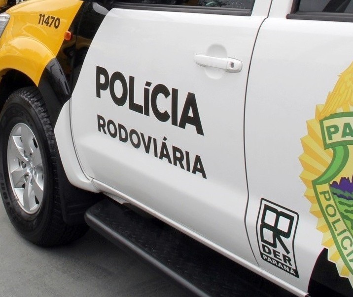 Motociclista de 70 anos bate em cerca de madeira na rodovia e morre