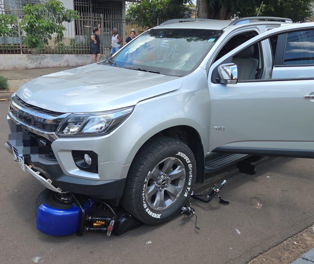 Adolescente em moto elétrica fica ferido em acidente em Maringá