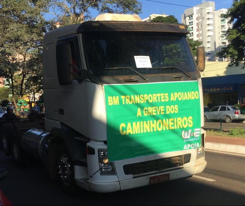 Caminhoneiros fazem carreata no centro de Maringá