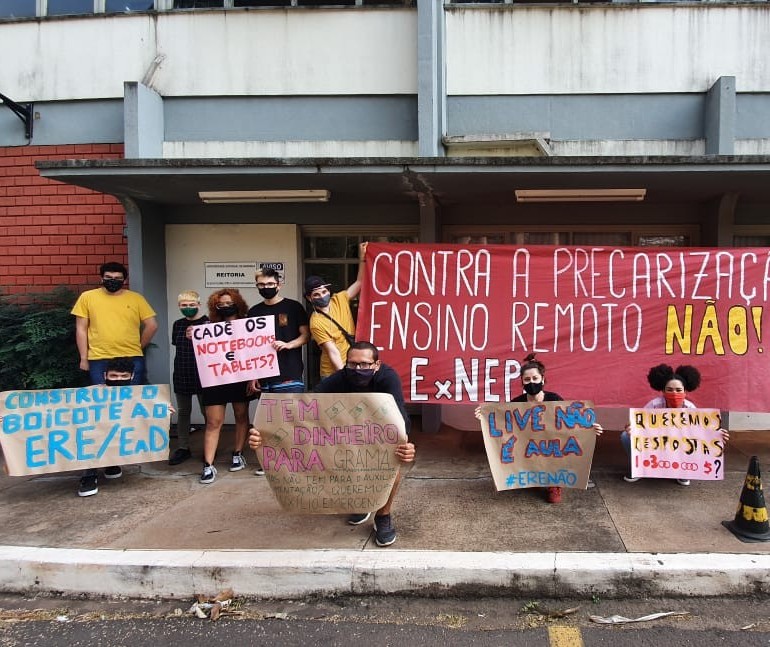 Estudantes da UEM entregam carta de reivindicações para reitor